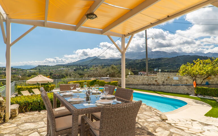 Villa Faye: Ansichten, Balkon / Terrasse / Patio, Draussen, Frühling, Schwimmbad, Sommer