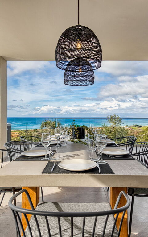 Villa Dominante: Ansichten, Außen, Balkon / Terrasse / Patio, Draussen