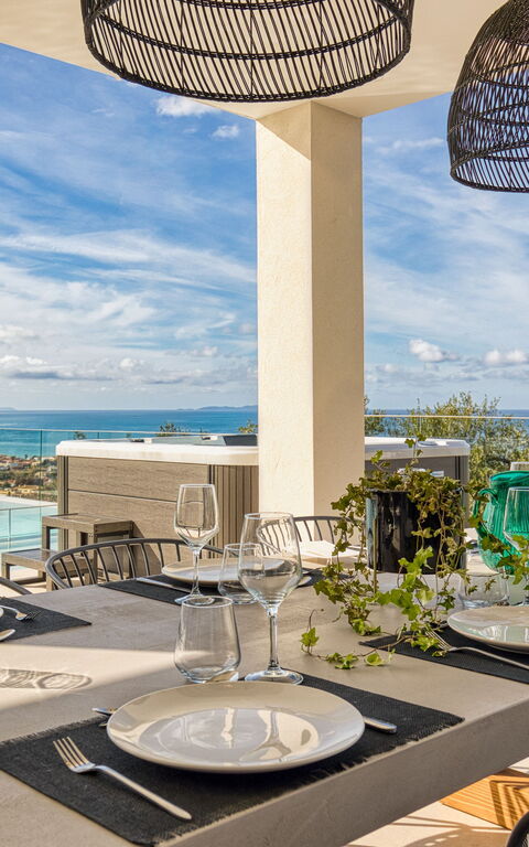 Villa Dominante: Ansichten, Außen, Balkon / Terrasse / Patio, Draussen, Schwimmbad