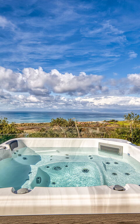Villa Dominante: Ansichten, Außen, Draussen, Whirlpool