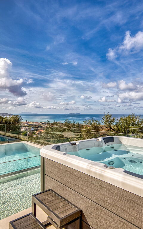 Villa Dominante: Ansichten, Außen, Draussen, Schwimmbad, Whirlpool