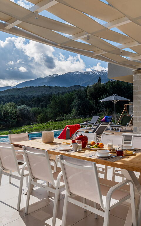 Villa Orientem Bis: Ansichten, Außen, Balkon / Terrasse / Patio, Draussen, Schwimmbad