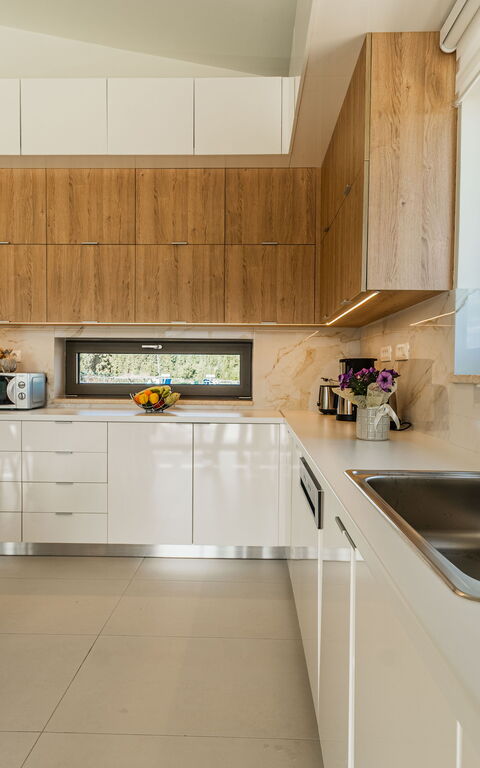 Villa Orientem Bis: Esszimmer, Küche, Wohnzimmer