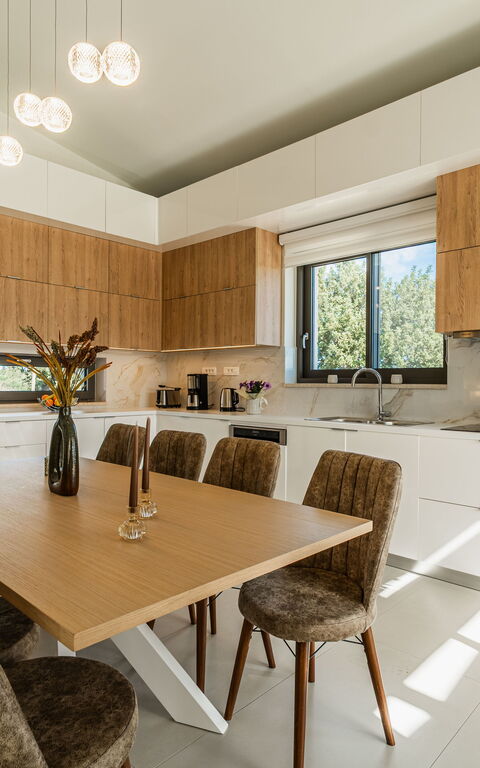 Villa Orientem Bis: Esszimmer, Küche, Wohnzimmer