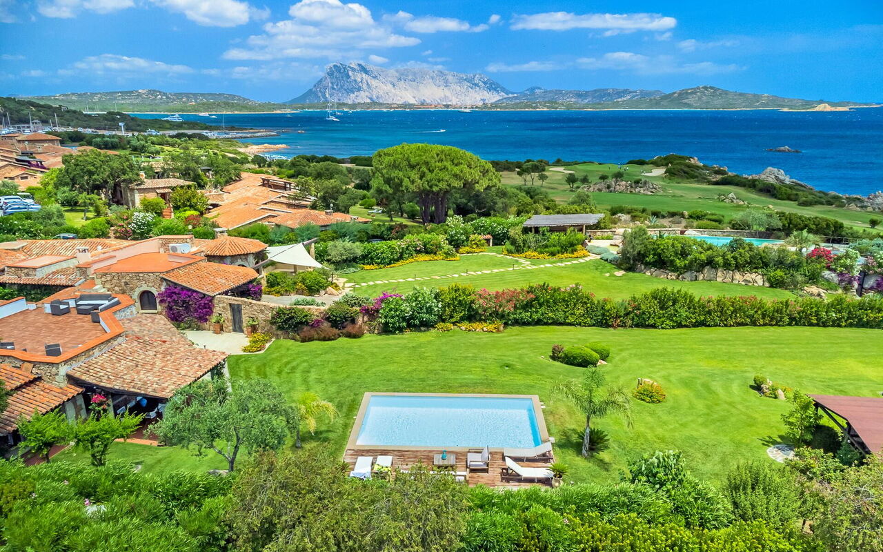 Villa Silenis: Ansichten, Außen, Draussen, Garten, Schwimmbad