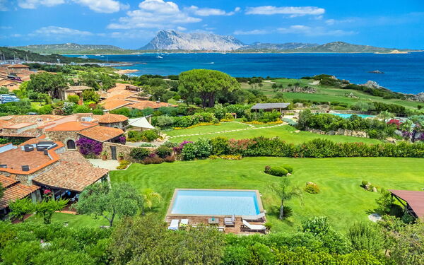 Villa Silenis: Ansichten, Außen, Draussen, Garten, Schwimmbad