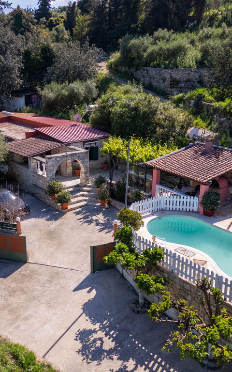 Villa Nikolas: Ansichten, Schwimmbad