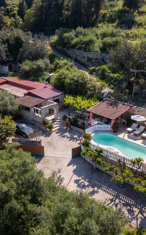 Villa Nikolas: Ansichten, Schwimmbad