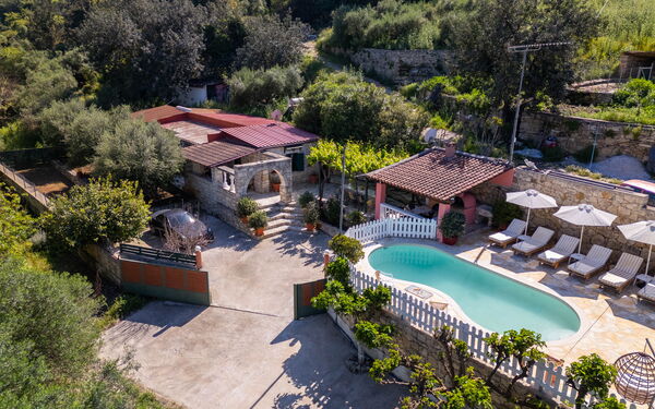 Villa Nikolas: Ansichten, Schwimmbad