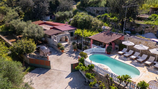 Villa Nikolas: Ansichten, Schwimmbad