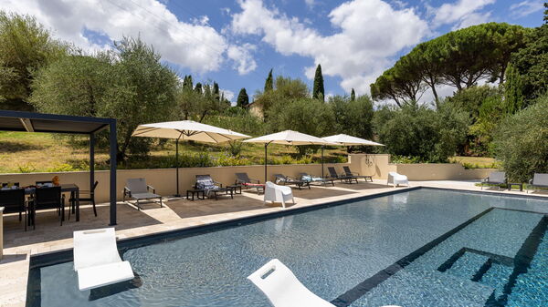 Villa Silvia: Außen, Schwimmbad