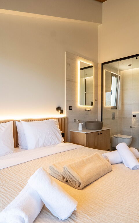 Villa Zen Aphrodite: Bad, Schlafzimmer