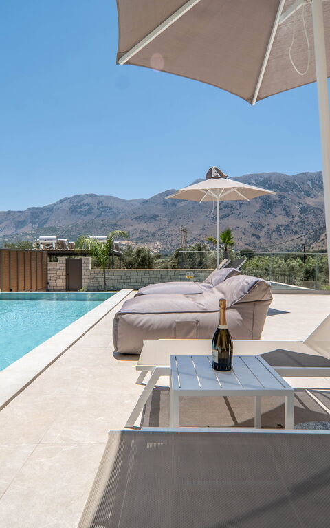 Villa Zen Aphrodite: Außen, Draussen, Schwimmbad