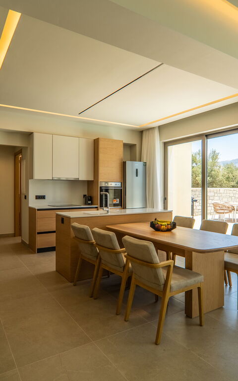 Villa Zen Hera: Esszimmer, Küche, Wohnzimmer