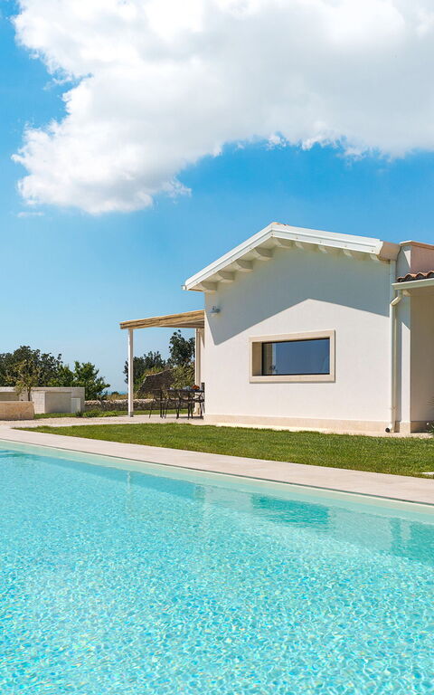 Netina Domus: Draussen, Garten, Schwimmbad