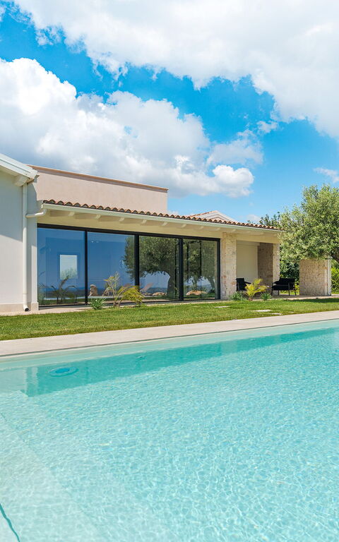 Netina Domus: Draussen, Garten, Schwimmbad