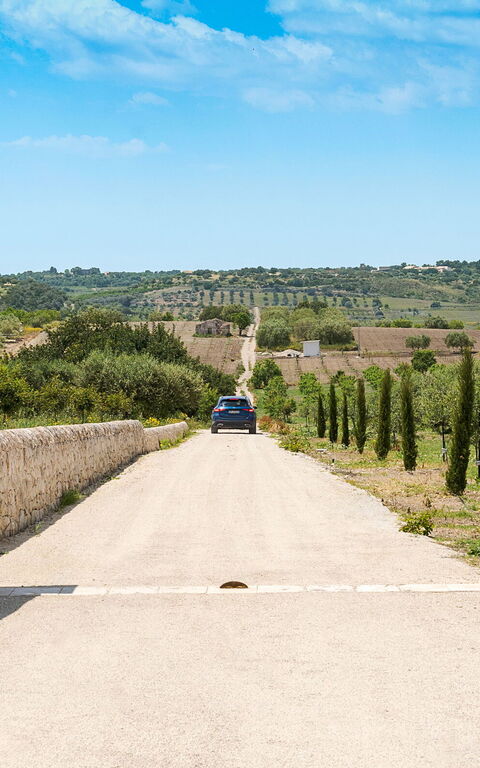 Netina Domus: Draussen, Haupteingang