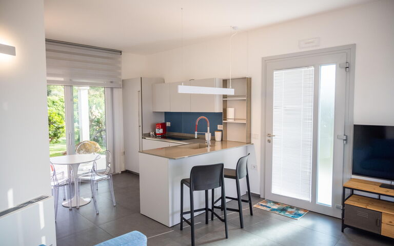 Villa Fior D'acqua: Esszimmer, Küche, Wohnzimmer