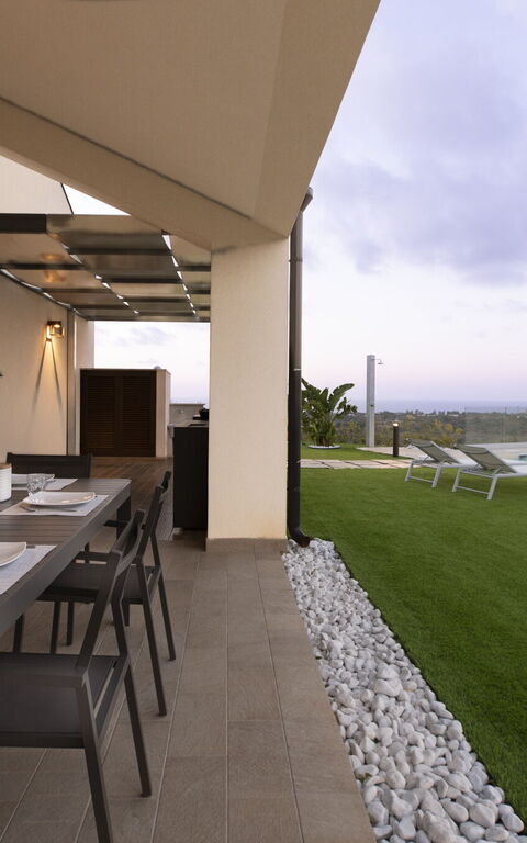 Villa Aversa: Ansichten, Außen, Balkon / Terrasse / Patio, Draussen, Garten