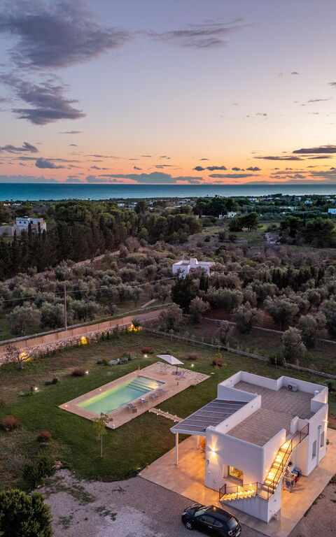 Villa Incantesimo: Ansichten, Garten, Schwimmbad