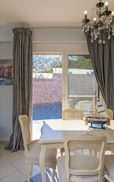 Doctor'S House: Esszimmer