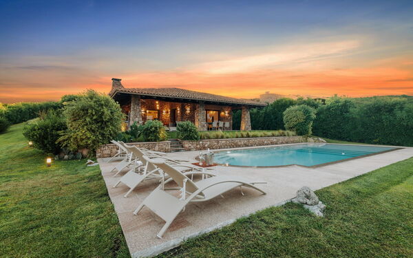 Villa Marinella: Außen, Schwimmbad