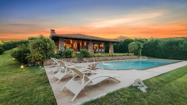 Villa Marinella: Außen, Schwimmbad