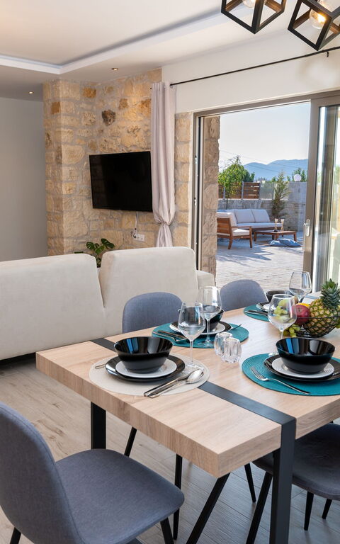 Villa Olympia: Esszimmer, Wohnzimmer