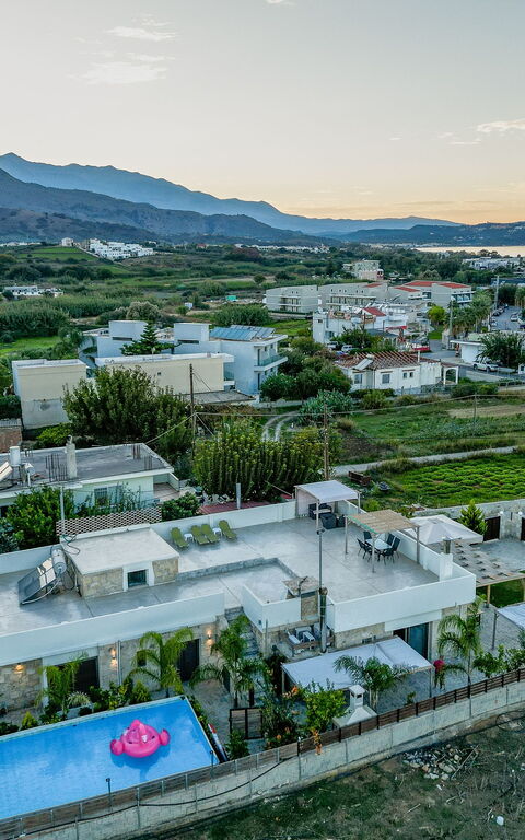 Villa Olympia: Ansichten, Schwimmbad