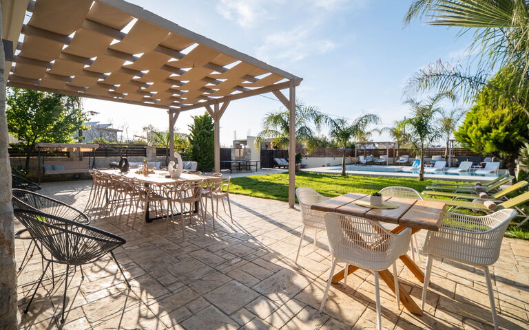 Villa Olympia: Außen, Balkon / Terrasse / Patio, Draussen, Garten