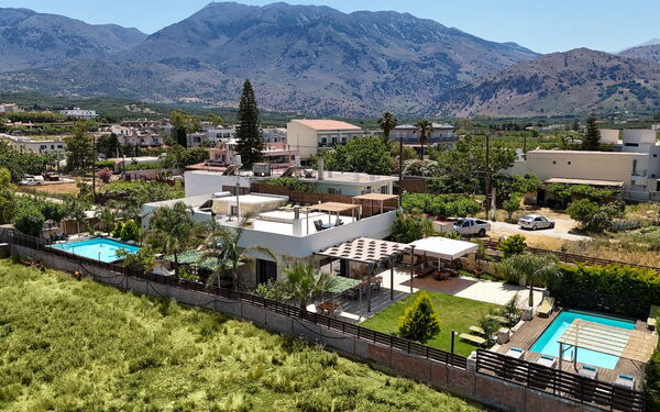 Villa Olympia: Ansichten, Schwimmbad