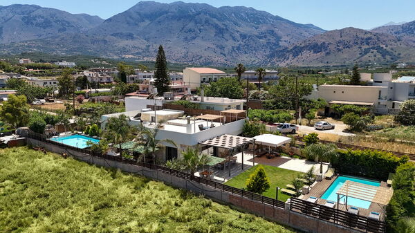 Villa Olympia: Ansichten, Schwimmbad