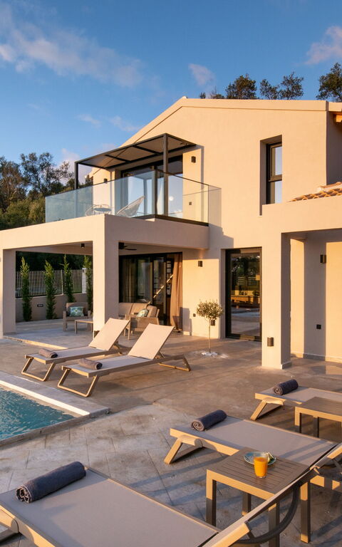 Villa Elais: Draussen, Schwimmbad