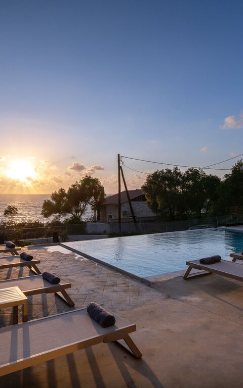 Villa Elais: Ansichten, Draussen, Schwimmbad