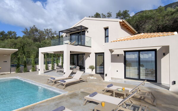 Villa Elais: Draussen, Schwimmbad