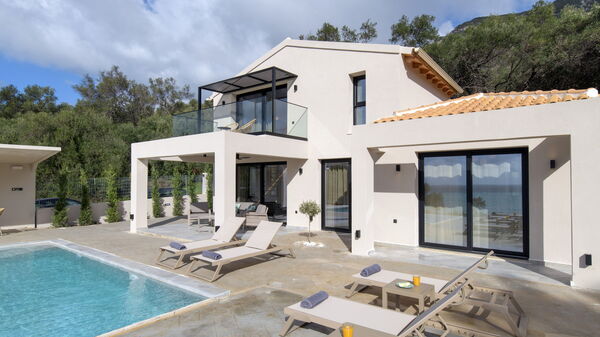 Villa Elais: Draussen, Schwimmbad