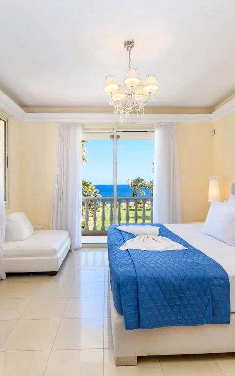 Royal Beachfront Villa: Schlafzimmer