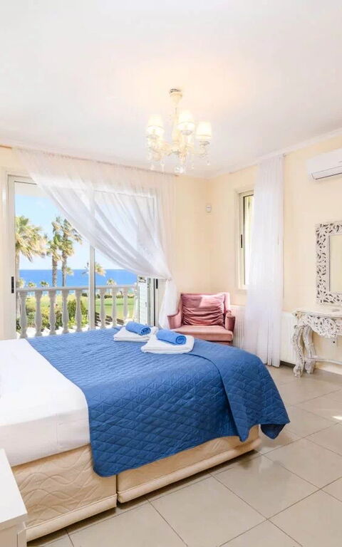 Royal Beachfront Villa: Schlafzimmer