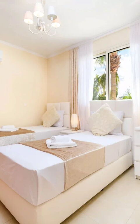 Royal Beachfront Villa: Schlafzimmer