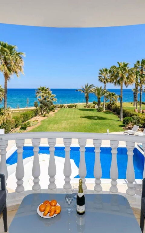 Royal Beachfront Villa: Ansichten, Außen, Draussen, Garten, Schwimmbad
