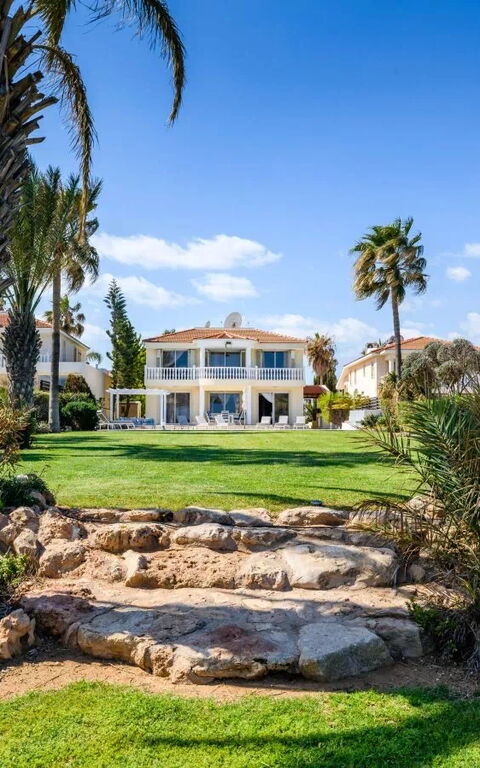 Royal Beachfront Villa: Außen, Draussen, Garten