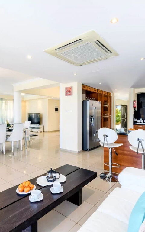 Royal Beachfront Villa: Esszimmer, Wohnzimmer
