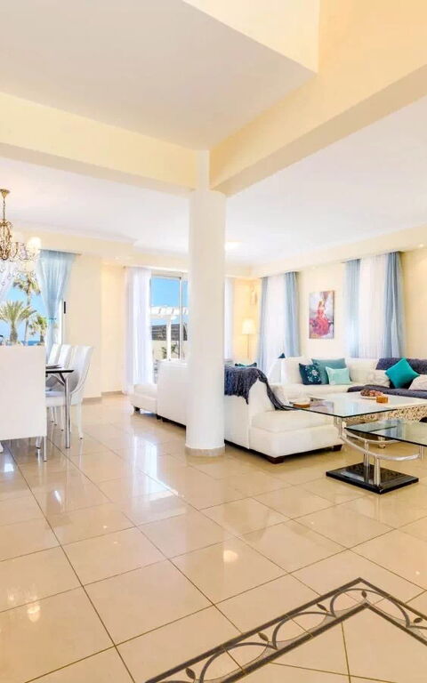 Royal Beachfront Villa: Esszimmer, Wohnzimmer
