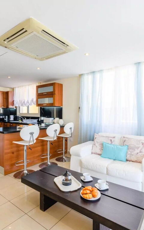 Royal Beachfront Villa: Küche, Wohnzimmer