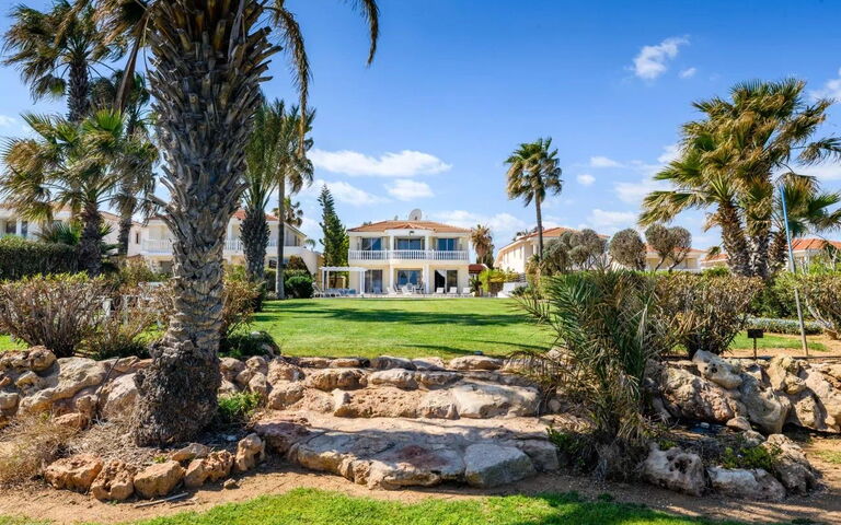 Royal Beachfront Villa: Außen, Draussen, Garten