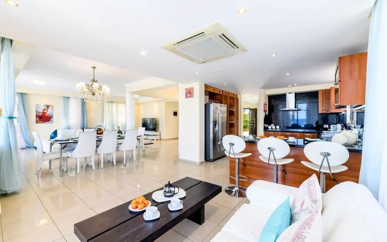 Royal Beachfront Villa: Esszimmer, Wohnzimmer