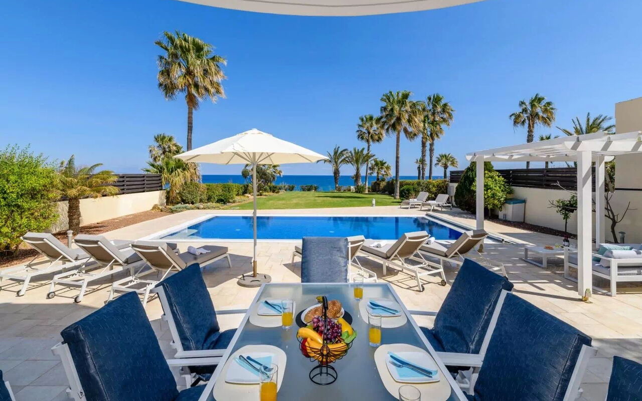 Royal Beachfront Villa: Ansichten, Außen, Draussen, Garten, Schwimmbad