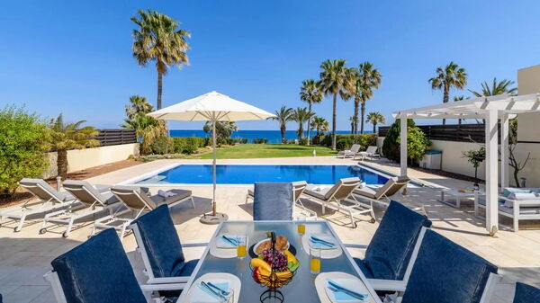 Royal Beachfront Villa: Ansichten, Außen, Draussen, Garten, Schwimmbad