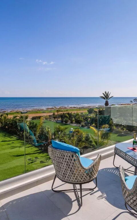 Serenity Seafront Villa: Außen, Balkon / Terrasse / Patio, Draussen, Garten