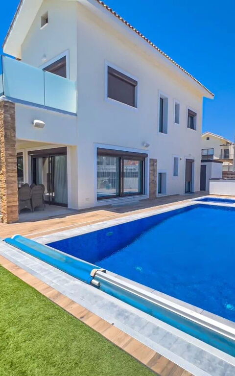 Serenity Seafront Villa: Außen, Draussen, Garten, Schwimmbad